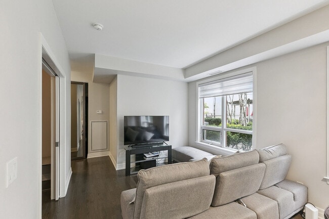 Building Photo - 15 Rean Dr