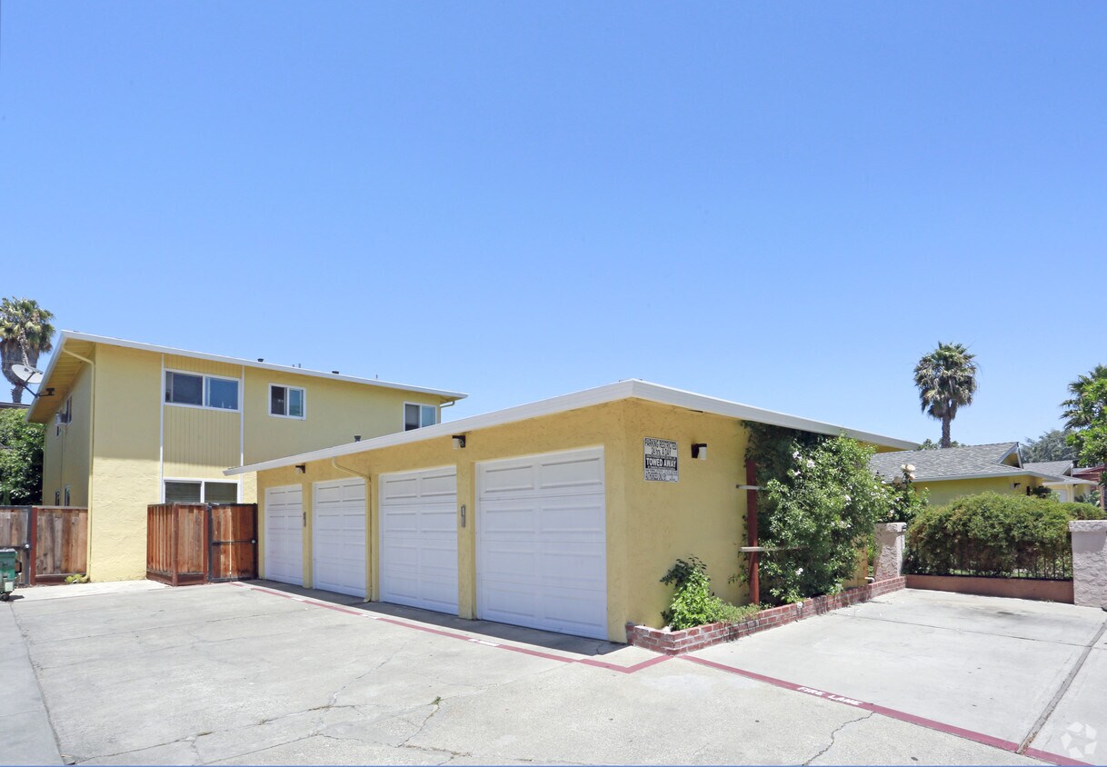 Building Photo - 3139-3147 Williamsburg Dr