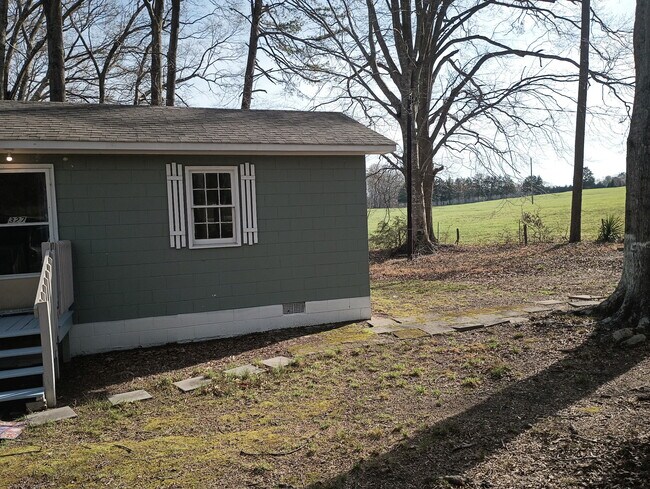 Foto del edificio - 327 Zimmerman Lake Rd