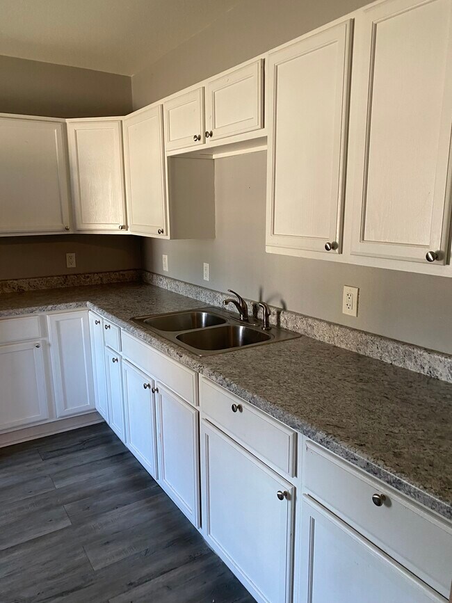 Building Photo - 1208 W 5th St