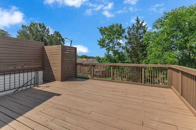 Foto del edificio - Brentwood/Crieve Hall end unit Condo -avai...