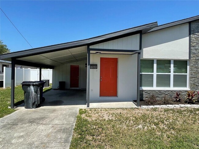 Foto del edificio - 6010 Rex Hall Ln