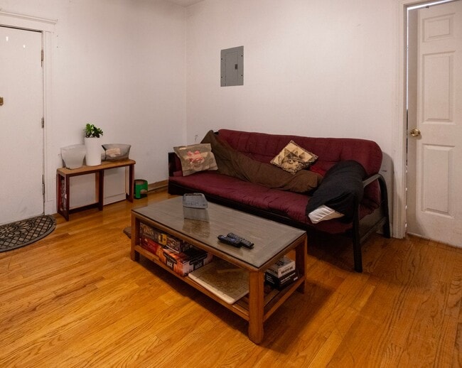 Foto del edificio - No Fee, Heat and Hot Water Included, All rooms big, Near B and C lines.  Free heat and hot water!