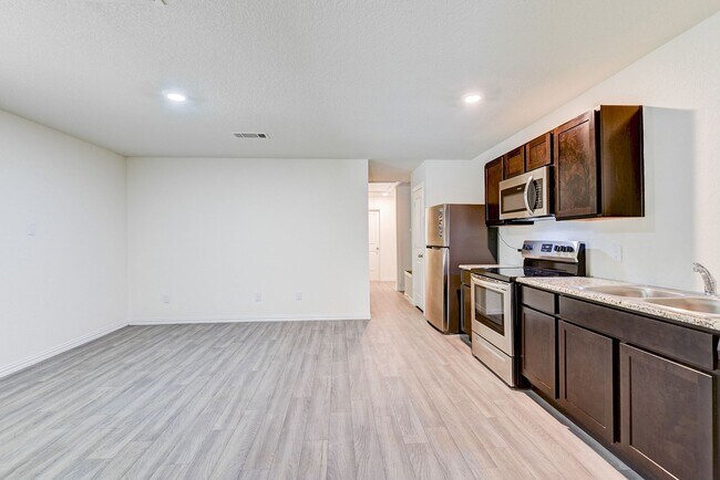 Building Photo - 3 Bedroom 2 Bath Home!