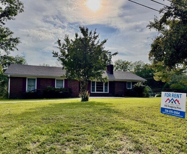 Foto del edificio - 3BR 1.5BA Brick Ranch in Lexington