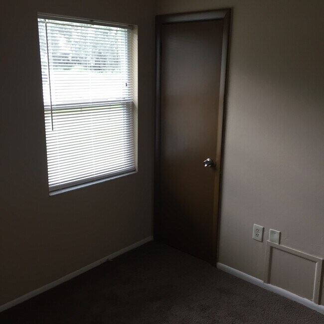 Segundo dormitorio con armario individual y alfombra nueva. - 2410 S San Gully Rd