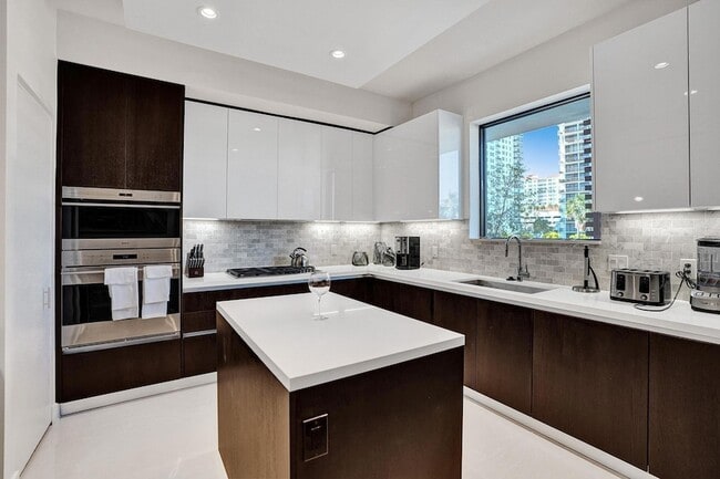Building Photo - 3040 N Ocean Blvd