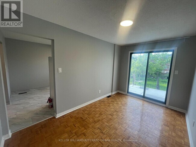 Photo du bâtiment - 222 Mortimer Ave