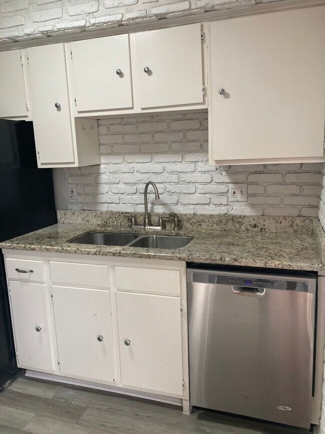 Foto del edificio - Renovated and Affordable Bellevue Condo