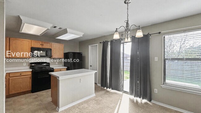 Foto del edificio - 3 Bed, 2 Bath Home with Garage / Pet-Friendly / Available Now!