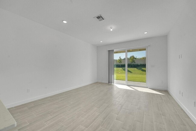 Foto del edificio - 6429 Seabright Ter