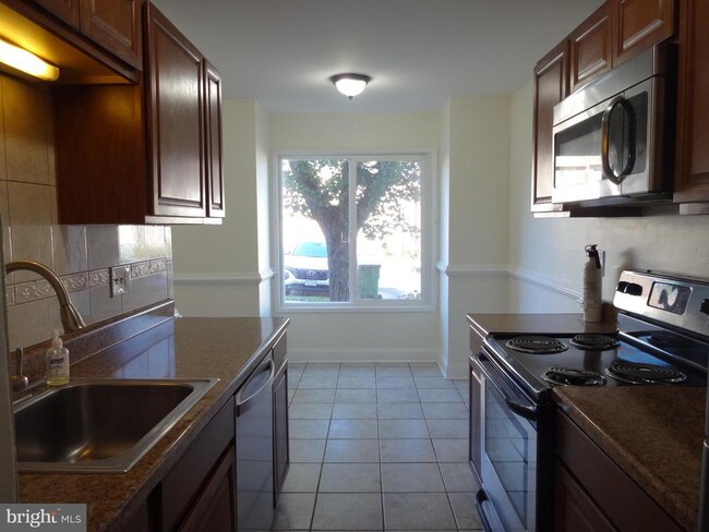 Building Photo - 2829 Cambridge Dr