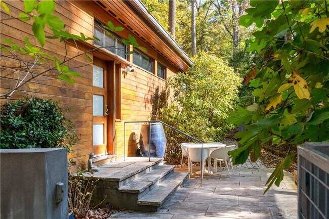 Foto del edificio - 515 Claire Dr NE