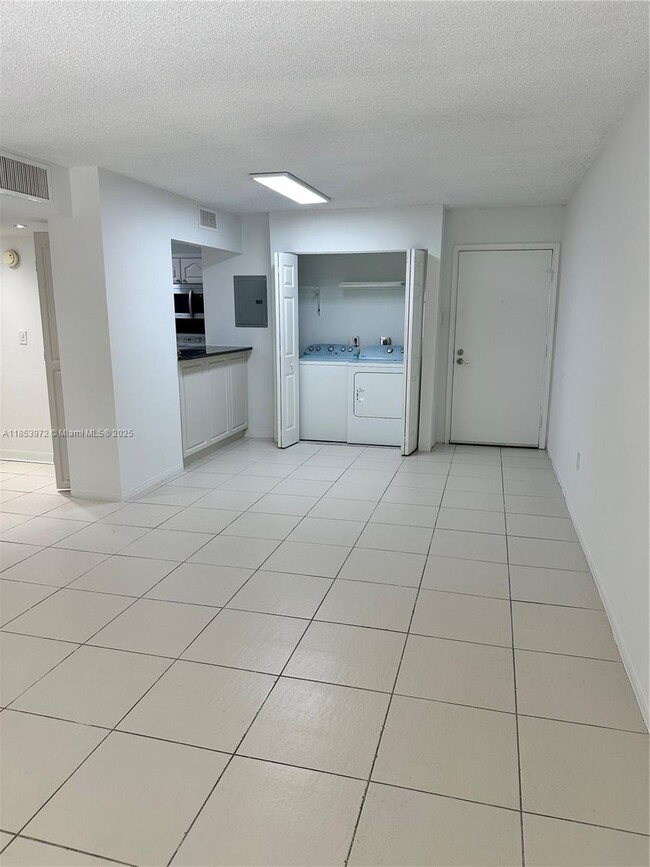 Building Photo - 8810 Fontainebleau Blvd