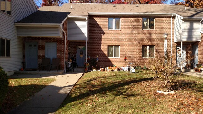 Building Photo - 502 Maple St