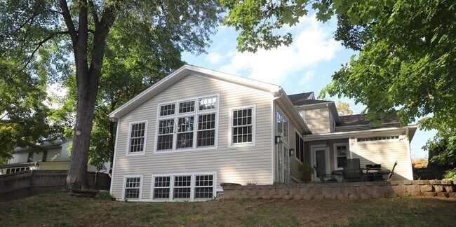 Foto del edificio - 77 Pleasantview Ave