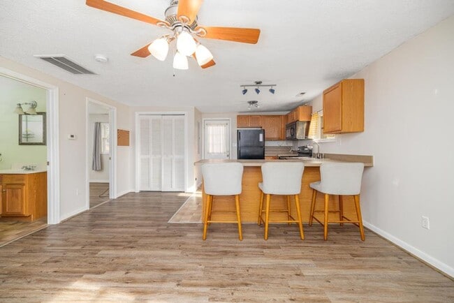 Building Photo - Updated 2-Bedroom Home Walking Distance to Longwood University!