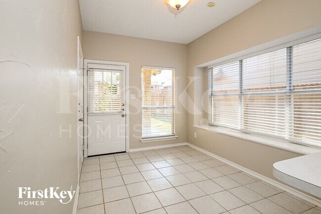 Foto del edificio - 2210 Meadowstone Dr