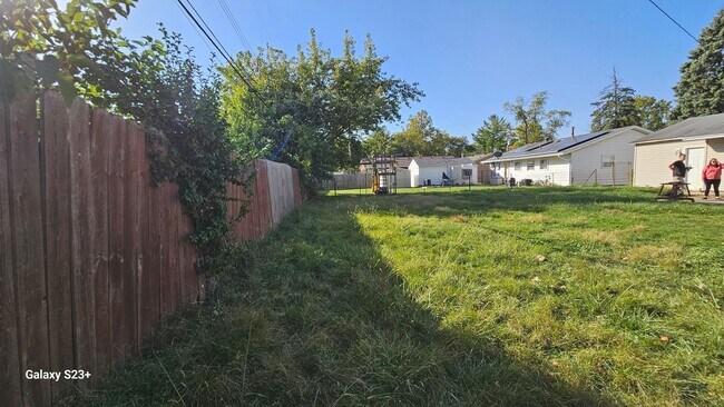 Building Photo - 3 bedroom with fenced yard