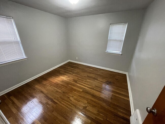 Building Photo - 5470 Oakwood Ave
