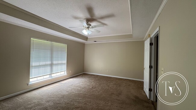 Building Photo - RATE DROP ALERT (was $$2600/month) and FAL...