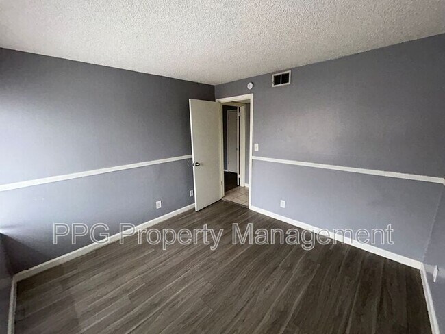 Foto del edificio - 2413 W Hazelwood St