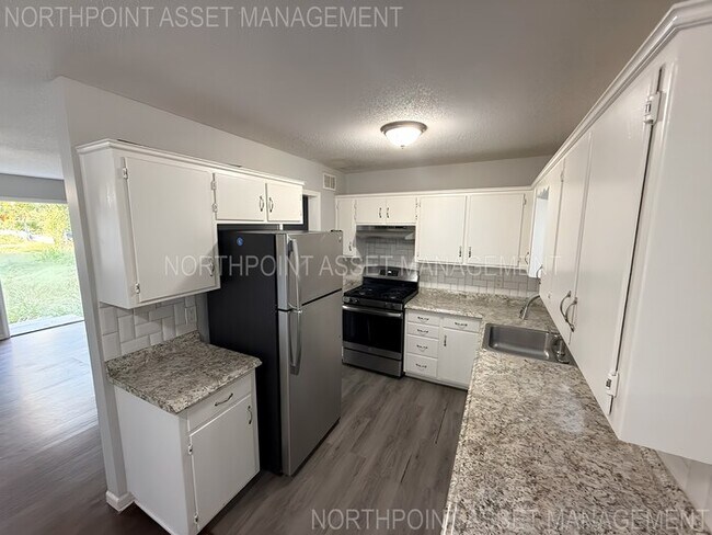 Foto del edificio - 3 bed, 1 bath, open layout available now!