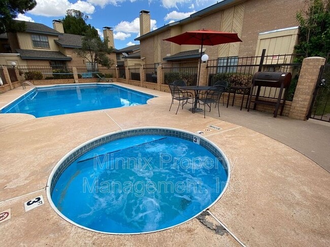 Building Photo - 4800 Oakwood Dr
