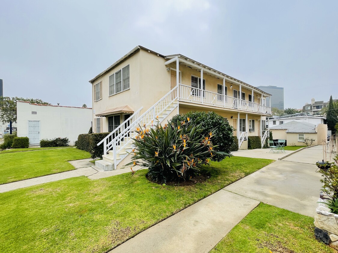 Foto principal - 11682 Darlington Ave