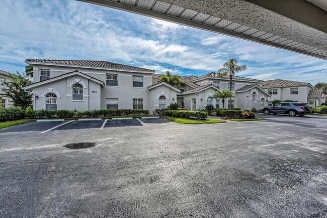 Building Photo - 2 BEDROOM CONDO AVAILABLE ASAP IN CALUSA BAY!!!