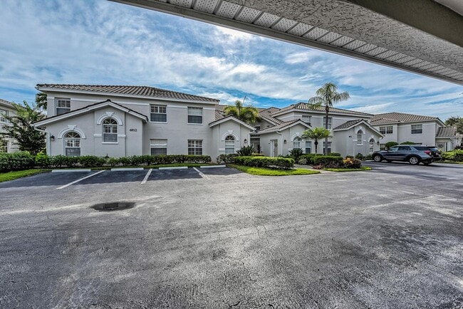 Foto del edificio - 2 BEDROOM CONDO AVAILABLE ASAP IN CALUSA BAY!!!