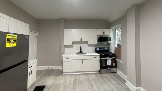 Building Photo - Newly Renovated 2 Bed, 1.5 Bath Townhouse with Bonus Room
