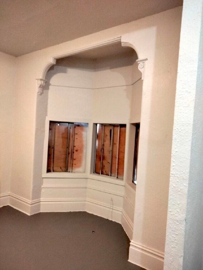 Building Photo - 117 W Poplar St