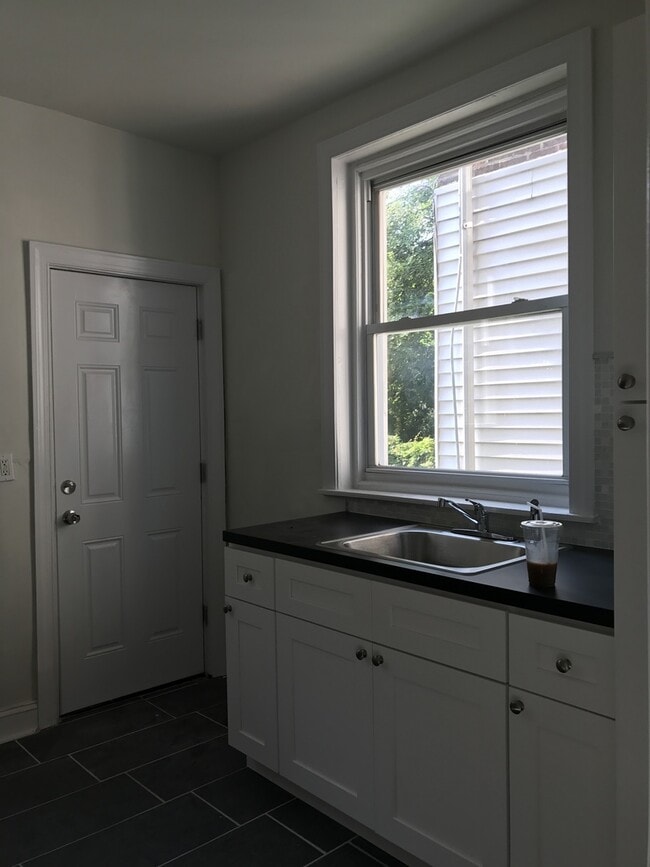 Building Photo - Recently Renovated 3-Bedroom Home in West ...