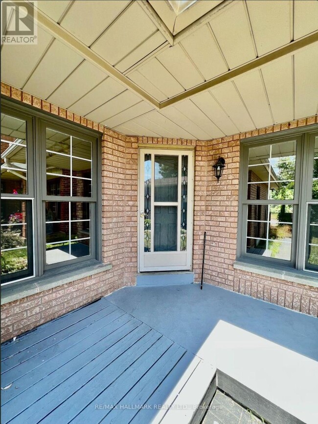 Building Photo - 393 Pickering Crescent