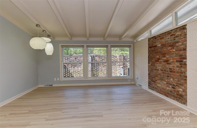 Foto del edificio - 3111 Spring Valley Rd