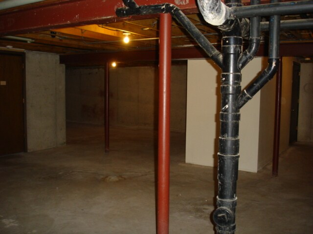 Building Photo - 2204 Camelot Ct