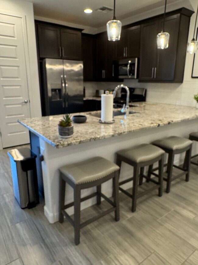 Cocina con barra de desayuno con capacidad para tres personas. - 8957 W Palo Verde Dr