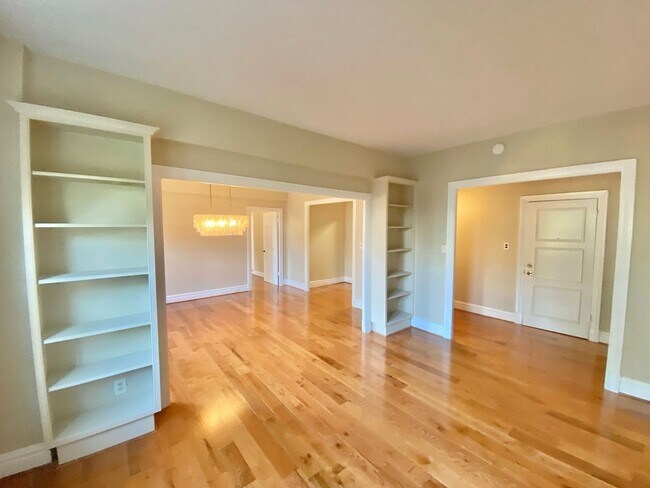 Building Photo - MOVE IN SPECIAL! Dupont's Gleaming Light F...