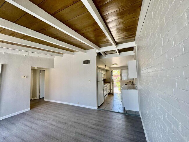 Building Photo - 1 Bedroom with private yard