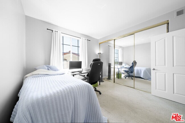 Foto del edificio - 5848 W Olympic Blvd