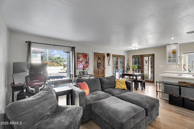 Foto del edificio - 4801 E Euclid Ave