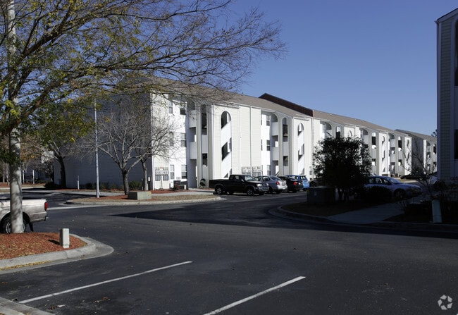 Building Photo - Wilmington Commons Apartments