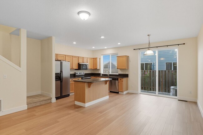 Foto del edificio - Freshly Updated- 3 Bedroom, 2.5 Bath Townh...