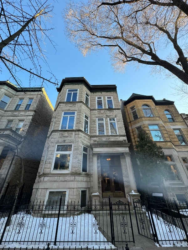 Building Photo - 651 W Roscoe St