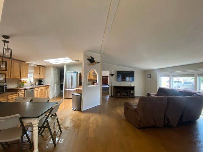 Foto del edificio - Deer Lake-3 bedroom, 2 bath house for rent with Private Beach Access