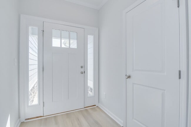 Building Photo - Like New Home - 4 Bed 3 Bath