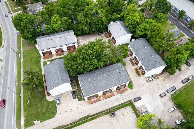 Building Photo - 3 Bed 2 bath Townhome