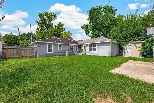 Building Photo - 10601 Ambursen St