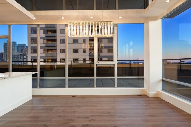 Building Photo - Gallery Penthouse Condo ~ Belltown